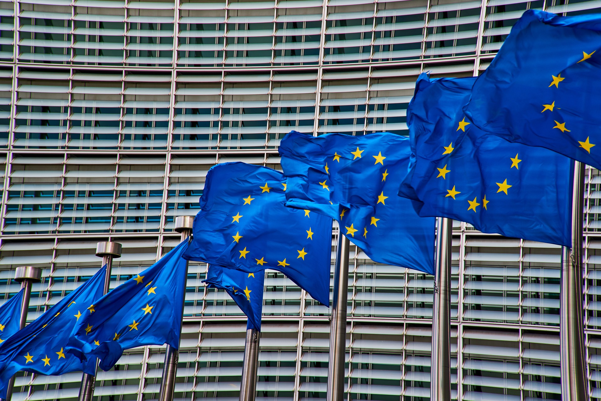 varias banderas de Europa delante de un edificio de oficinas