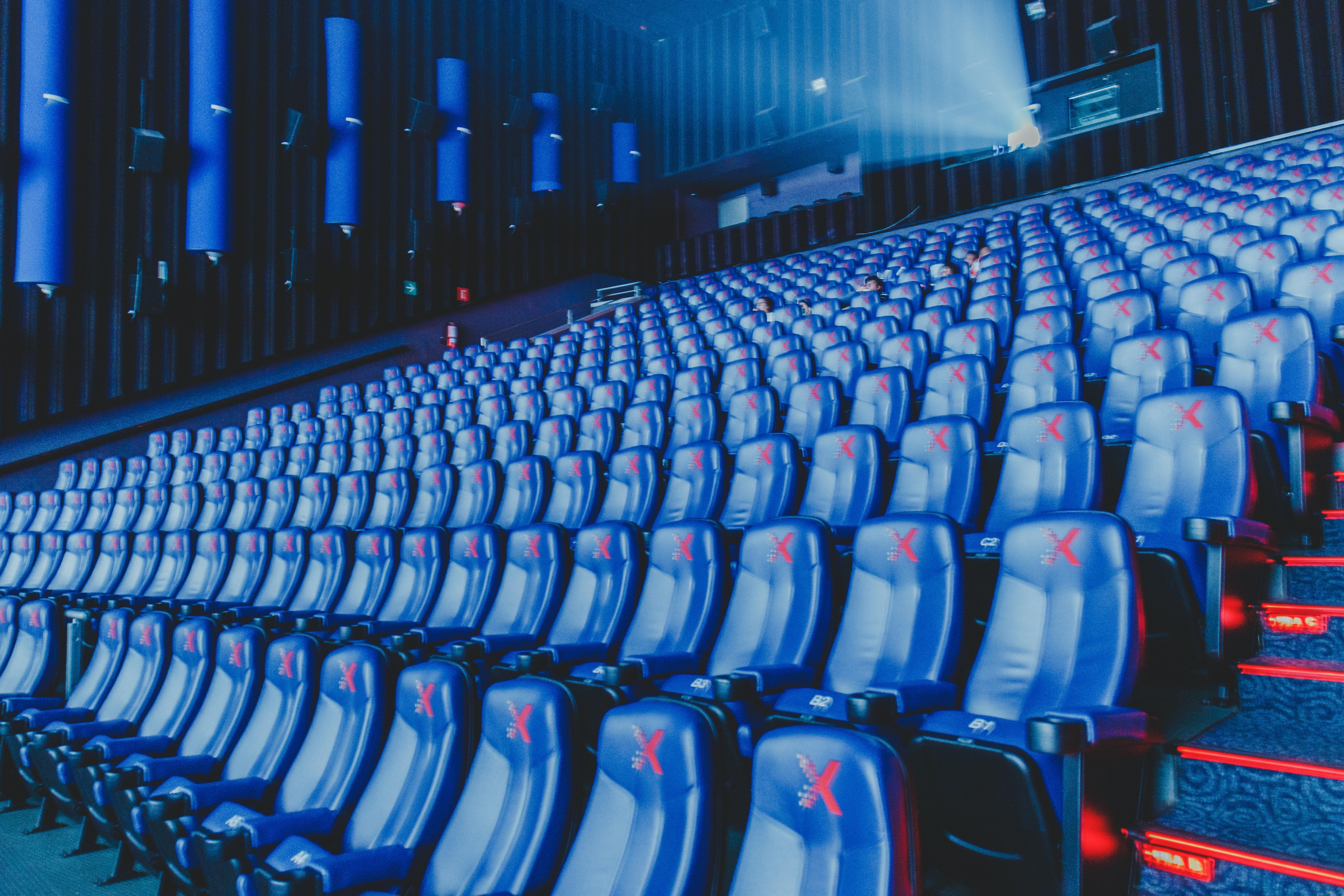 Sala de cine de color azul, vacía