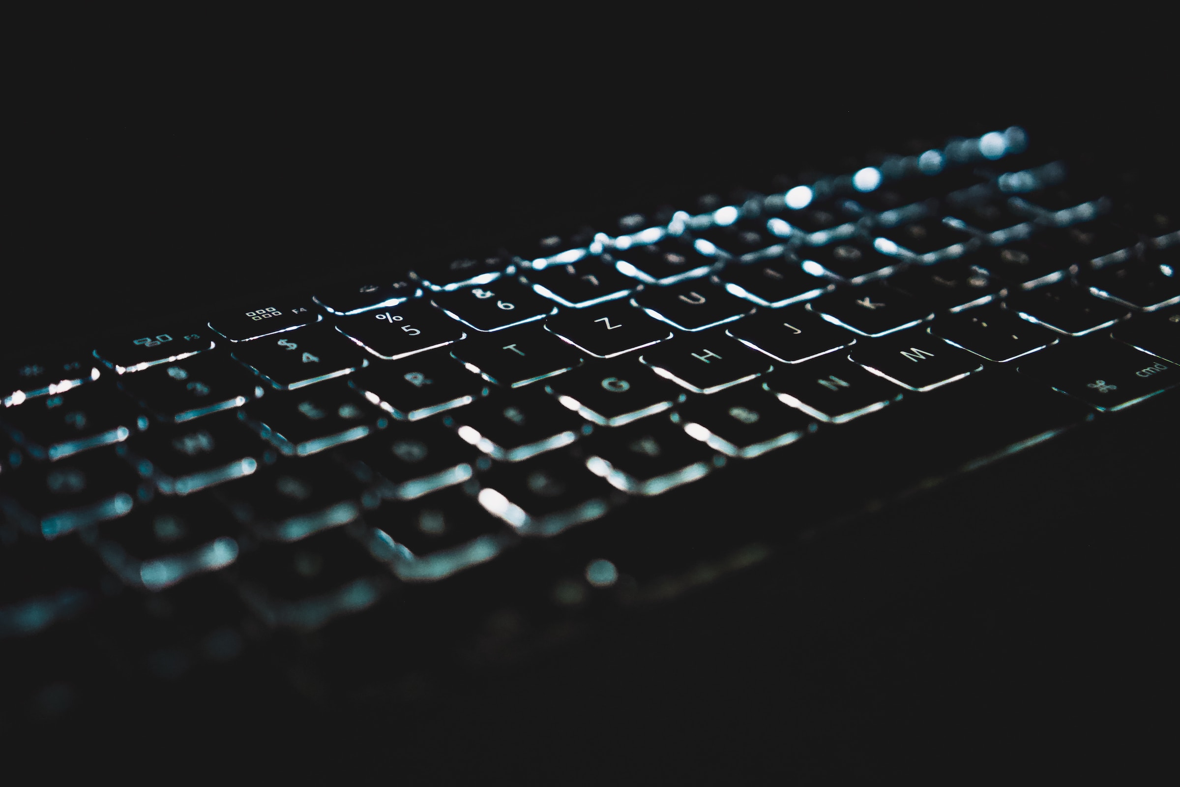 teclado de ordenador retroiluminado