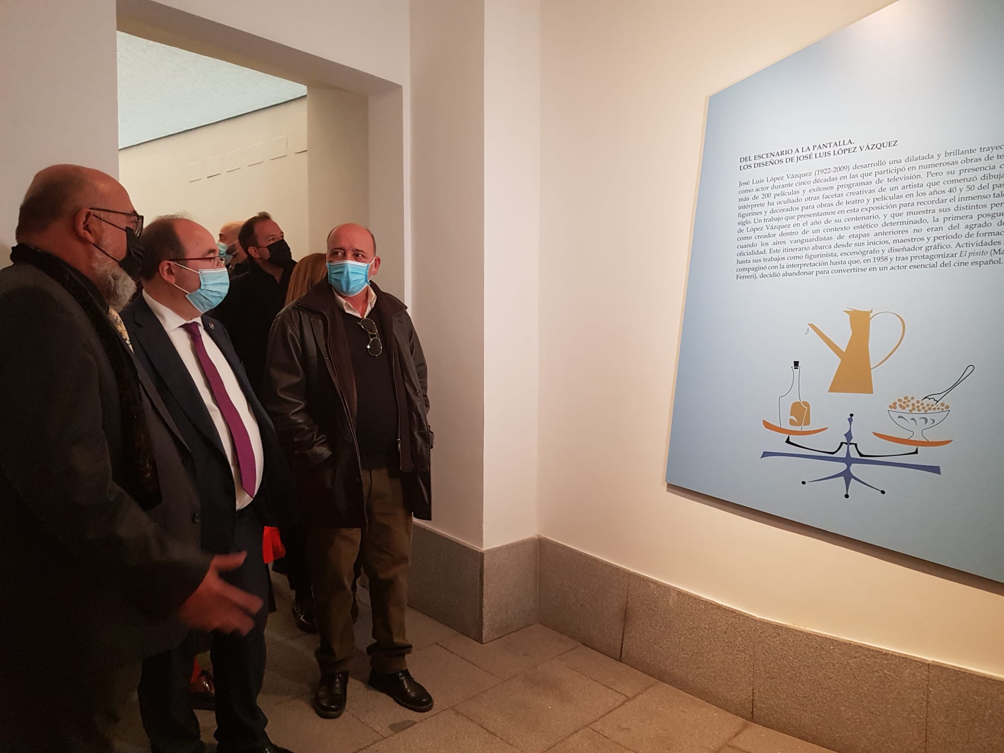 Foto Ministro de Cultura con otras personas en exposición