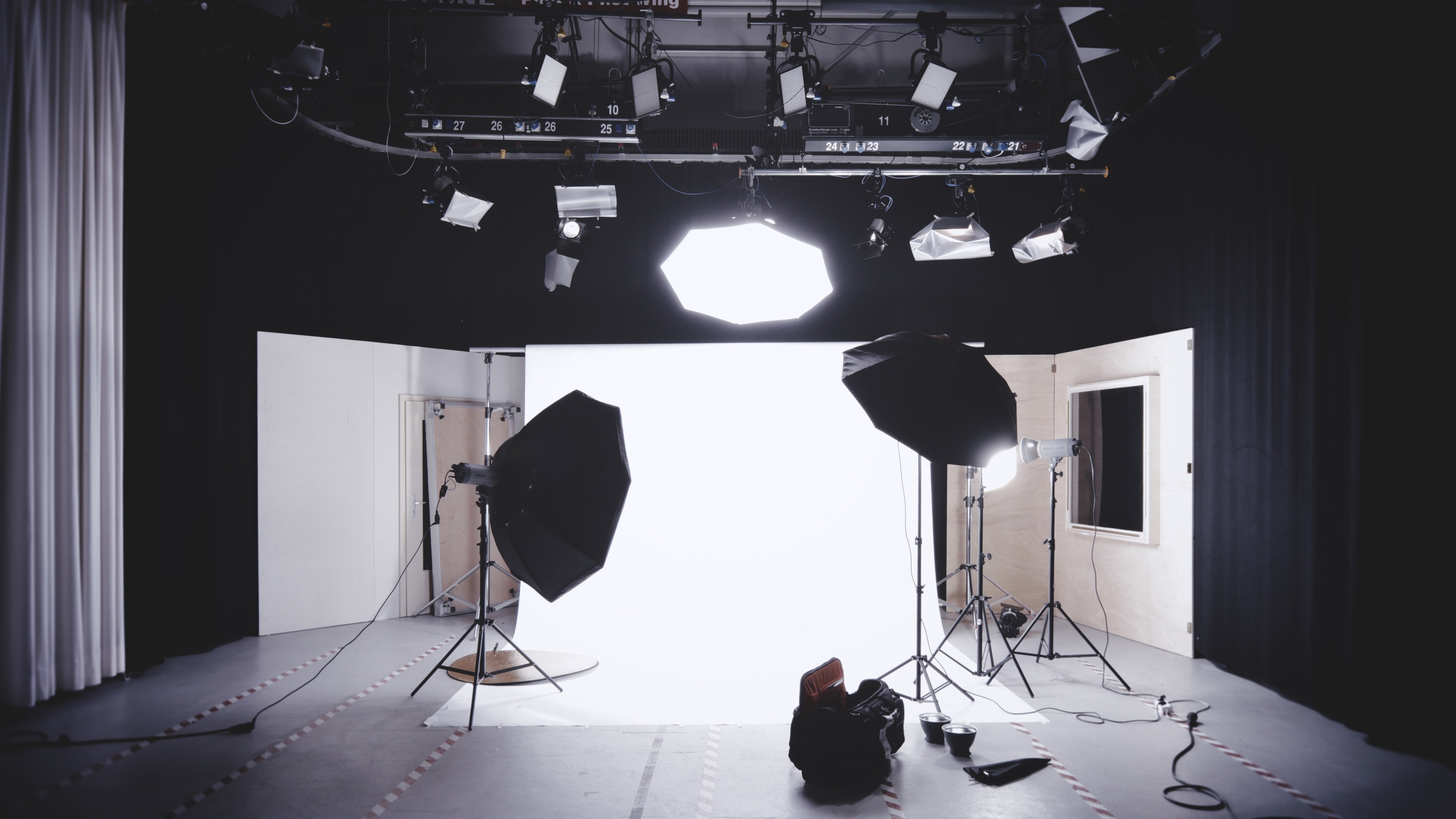 estudio de fotografía con focos desde atrás