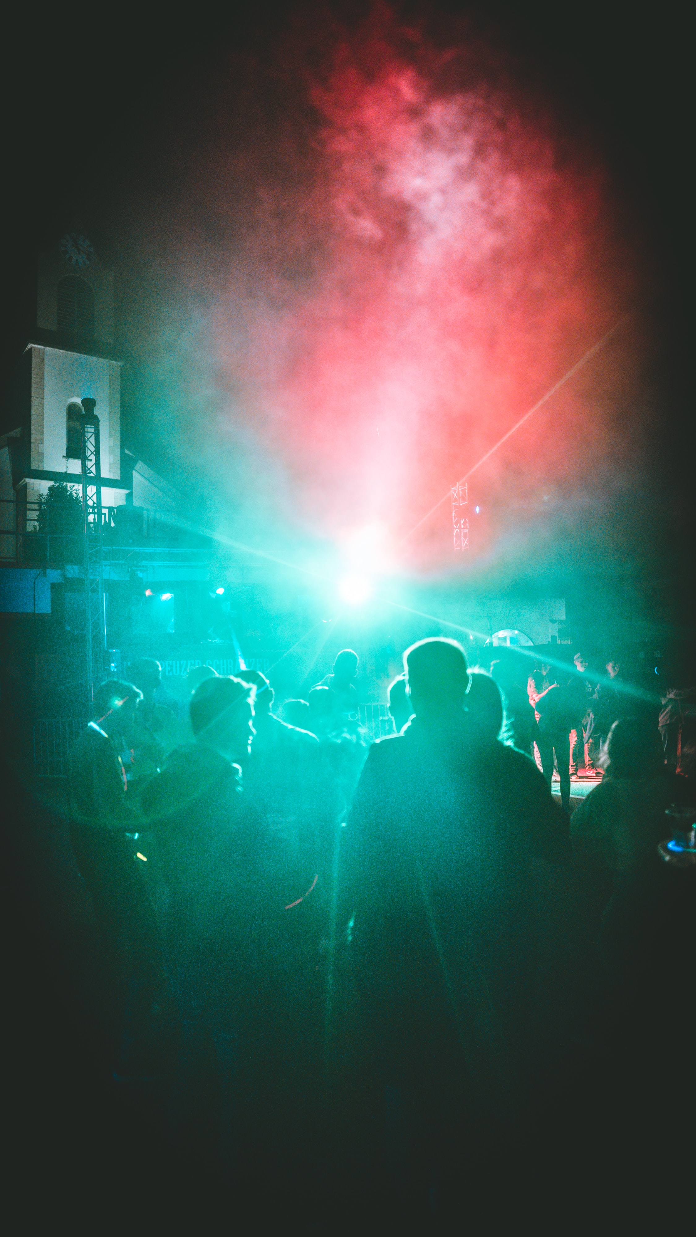 Personas acudiendo a evento nocturno