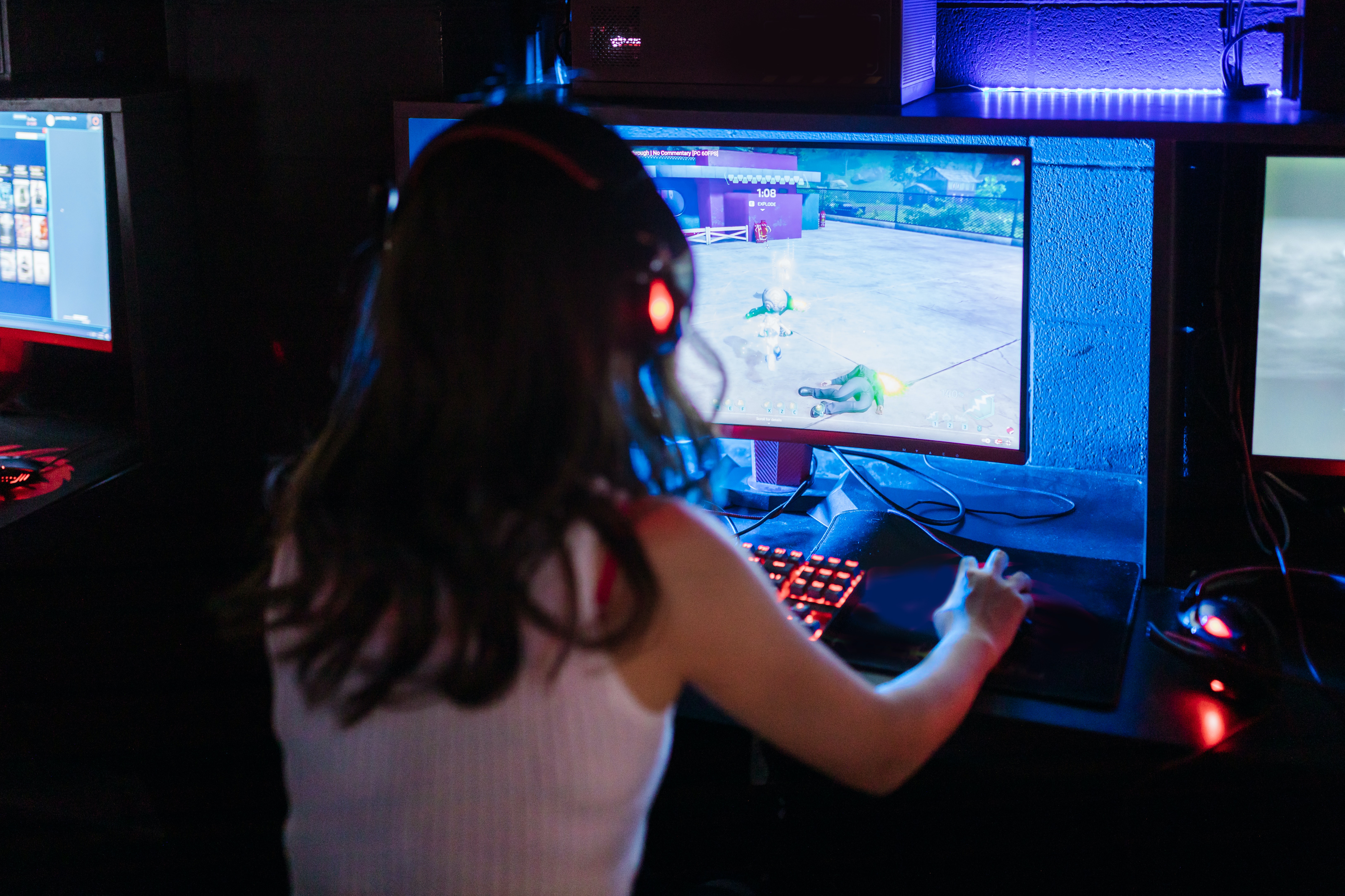 chica gamer jugando de espaldas con una pantalla