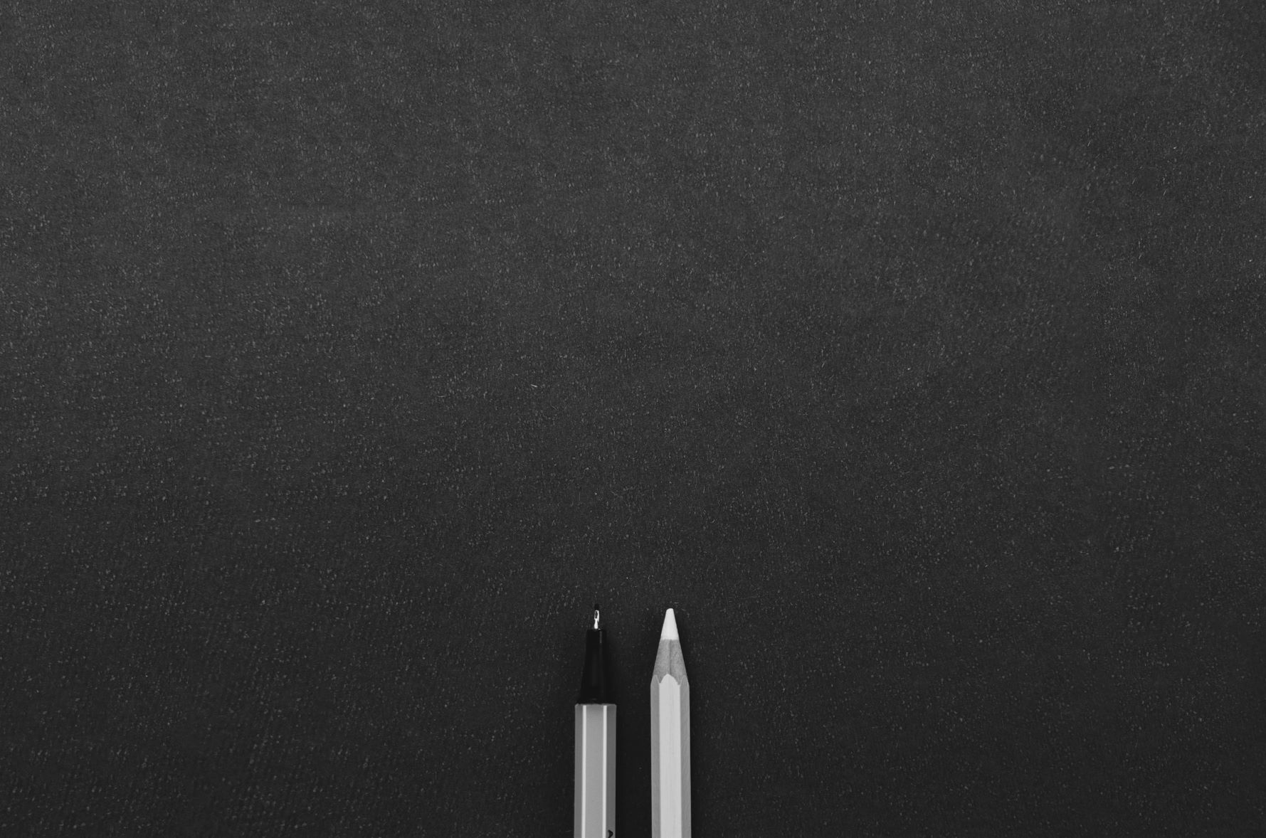 2 lápices sobre fondo negro
