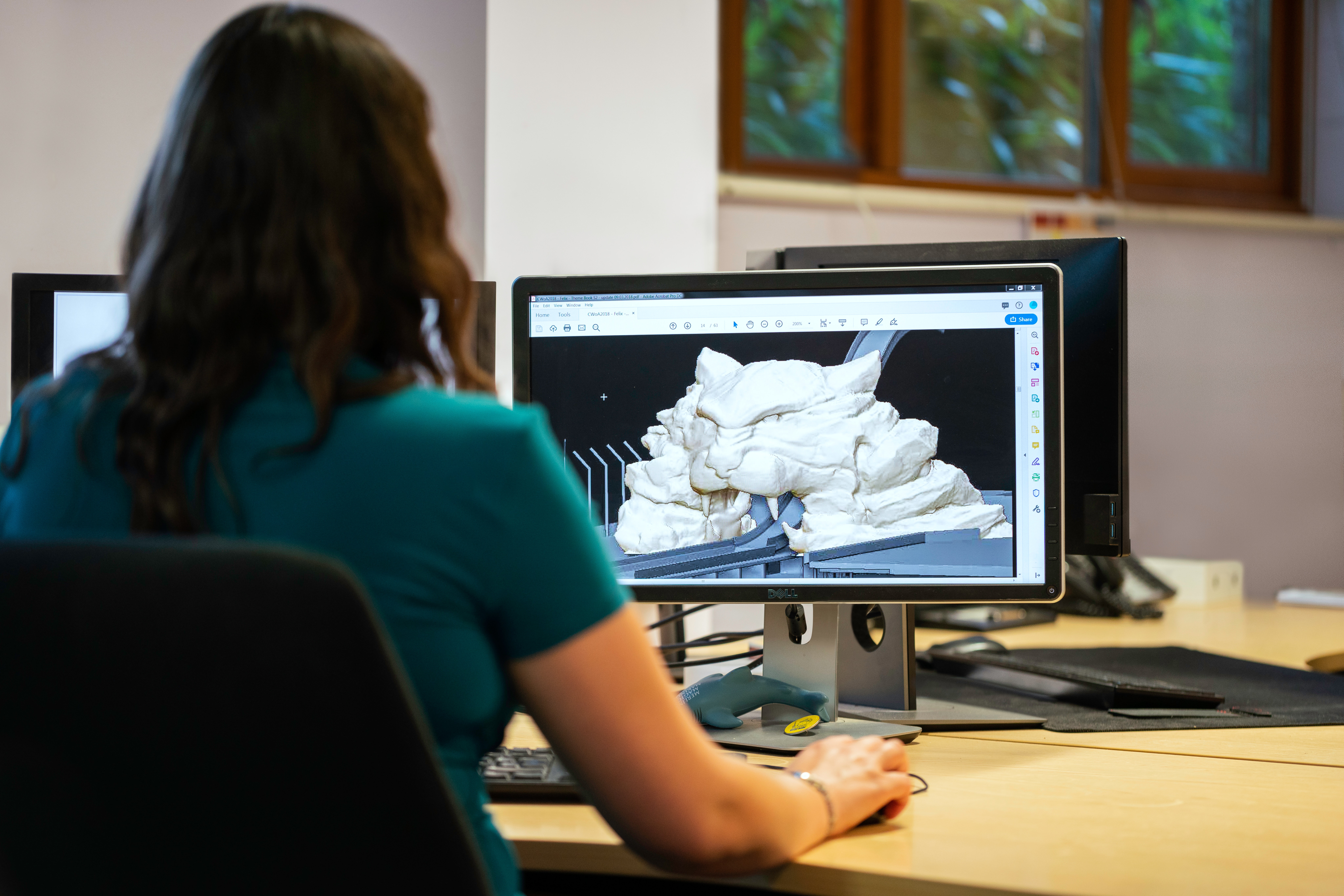 Mujer modelando imagen 3D con ordenador