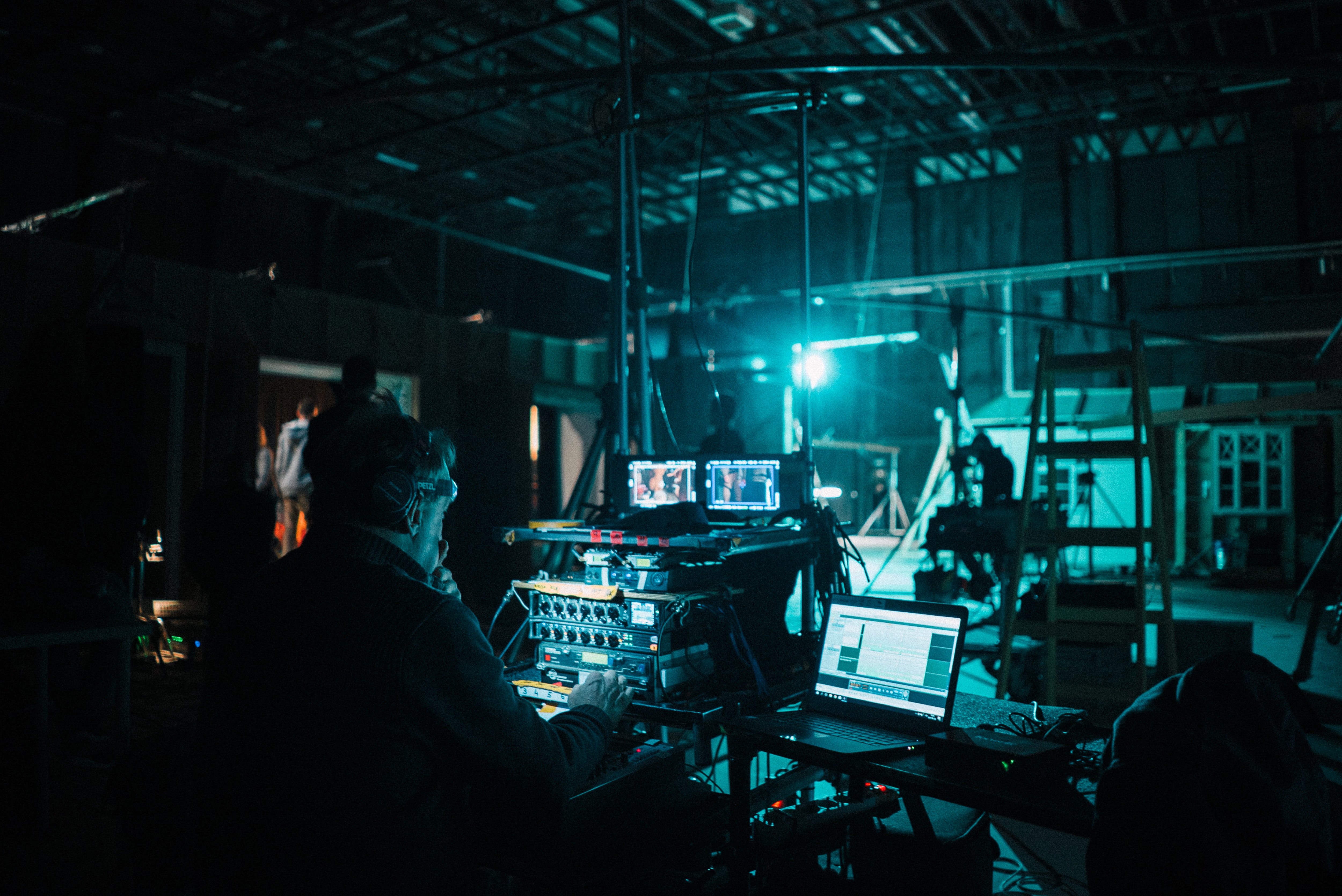persona con equipo rodaje y de fondo escenario