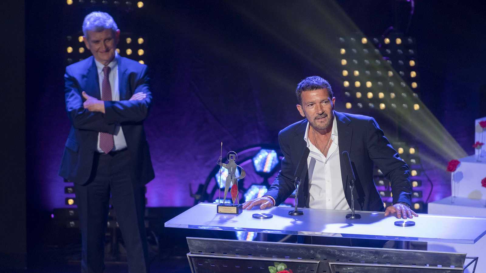Antonio Banderas sentado en mesa