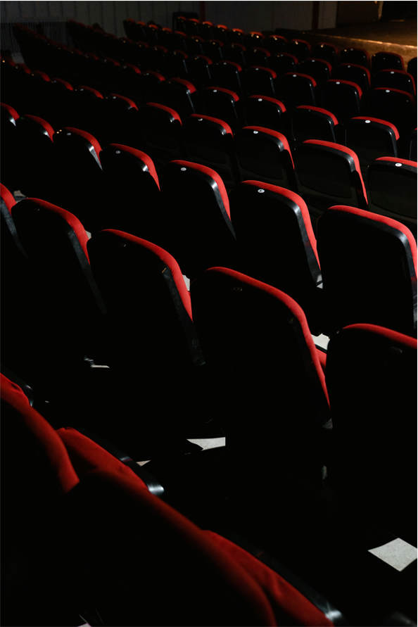butacas de cine rojas sin gente